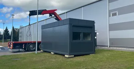 Dodávka nového kontejneru k zimnímu stadionu ve Svidníku